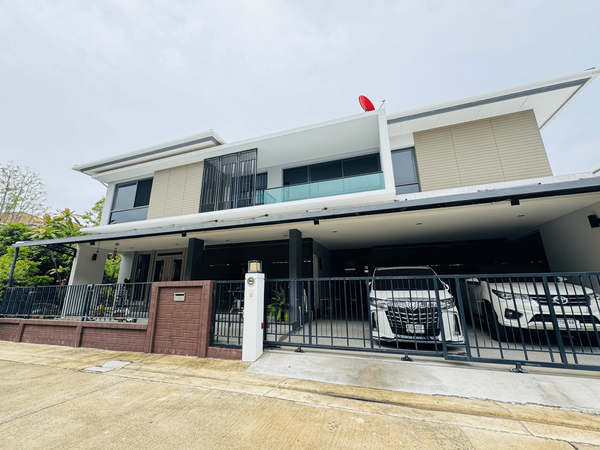 บ้านเดี่ยวหรู 4 นอน 4 น้ำ พร้อมห้องแม่บ้าน จอดรถ 4 คัน ที่ดินกว้าง 98 ตร.วา ราคา 23 ล้านบาท
