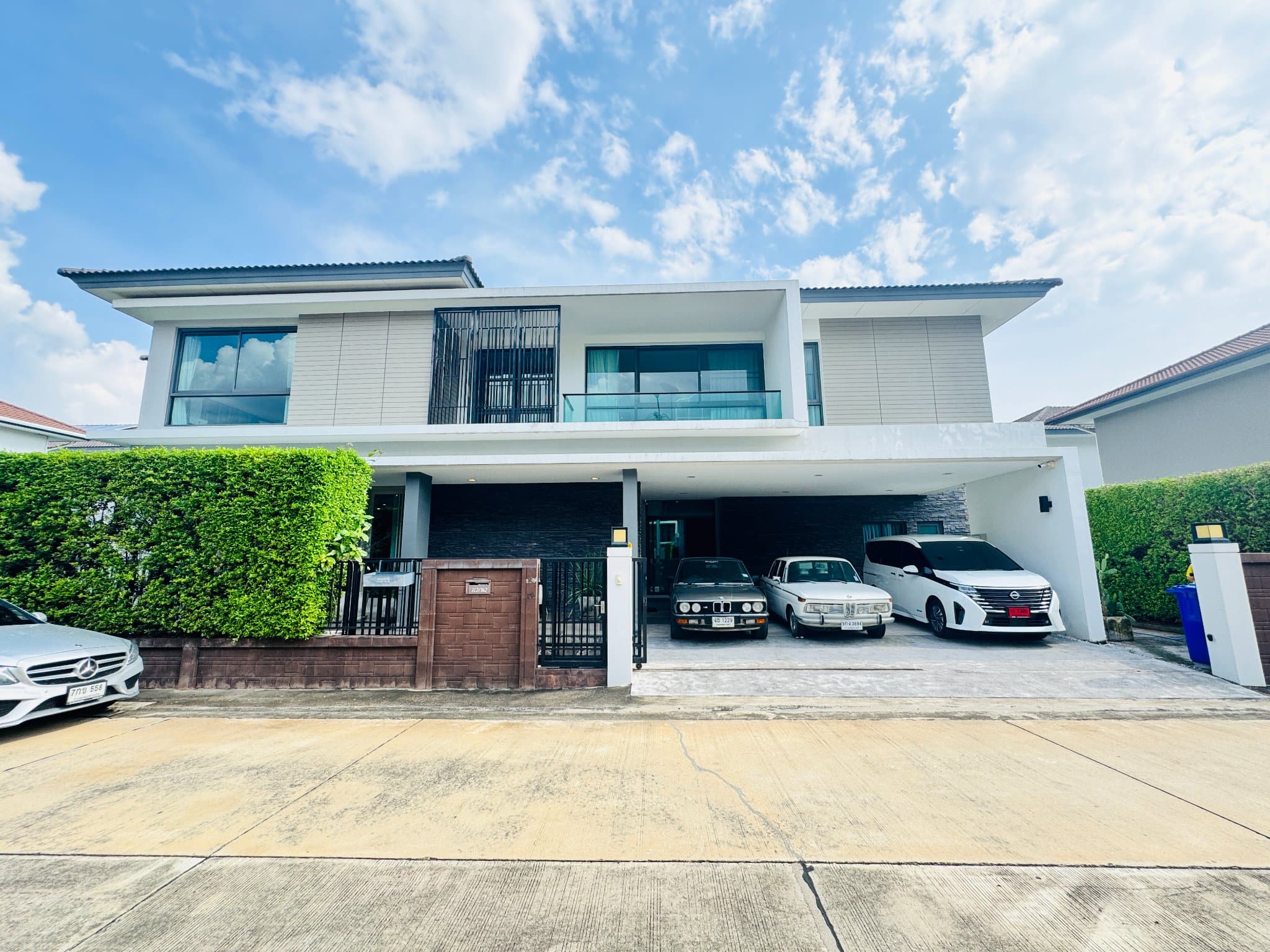 บ้านเดี่ยวหรู 4 ห้องนอน 5 ห้องน้ำ พื้นที่ใช้สอย 380 ตร.ม. ที่ดิน 122 ตร.วา จอดรถ 3 คัน 14.9ล้านบาท