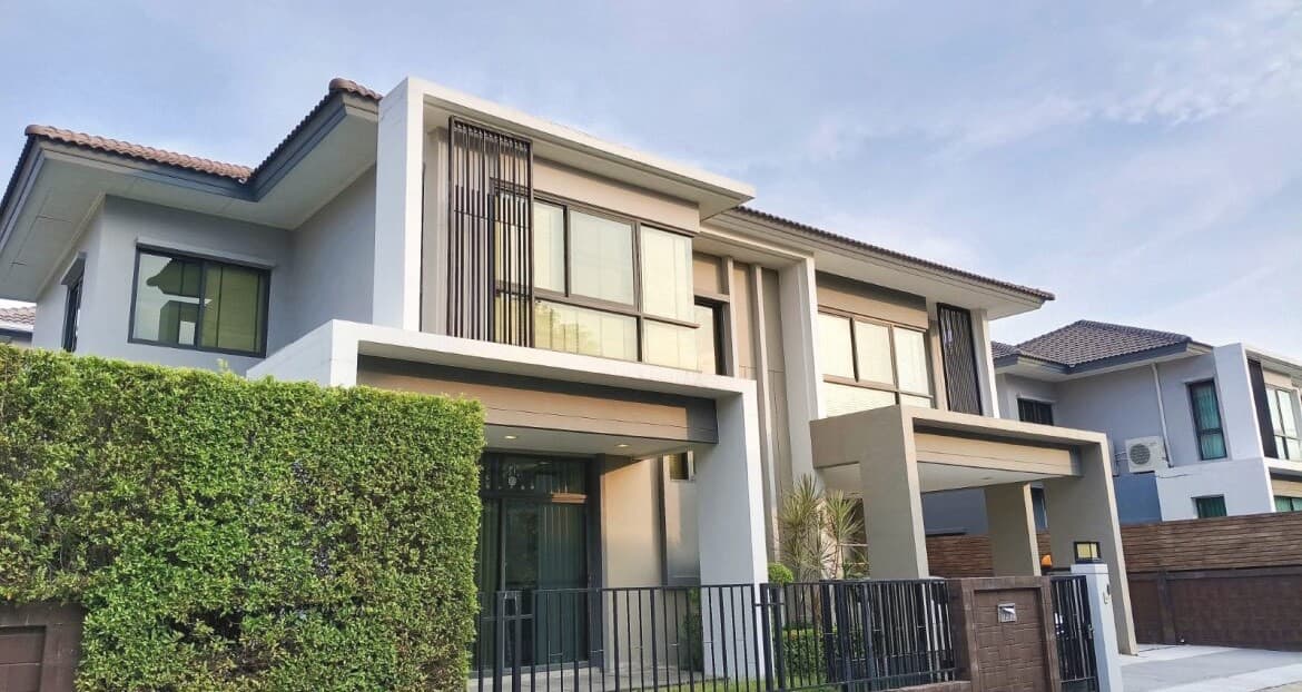 บ้านสำหรับครอบครัวใหญ่ พื้นที่ใช้สอย 290 ตร.ม. 4 ห้องนอน Built-in ที่จอดรถ 4 คัน