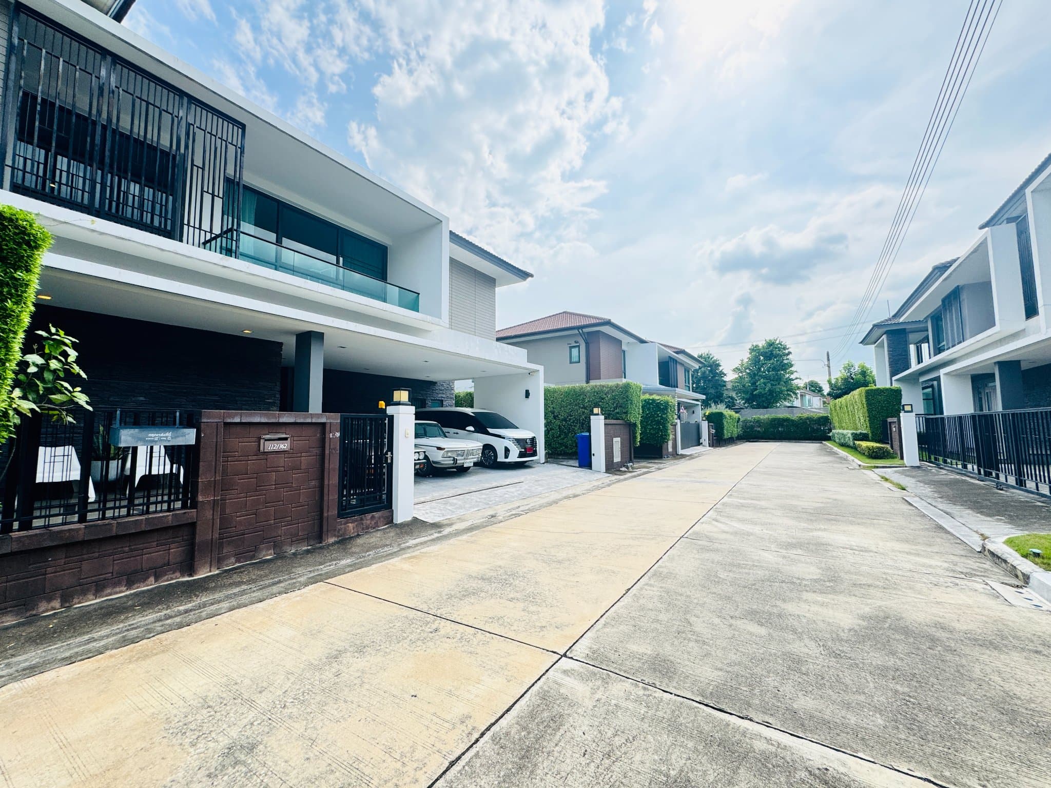 บ้านเดี่ยวหรู 4 ห้องนอน 5 ห้องน้ำ พื้นที่ใช้สอย 380 ตร.ม. ที่ดิน 122 ตร.วา จอดรถ 3 คัน 14.9ล้านบาท view 19