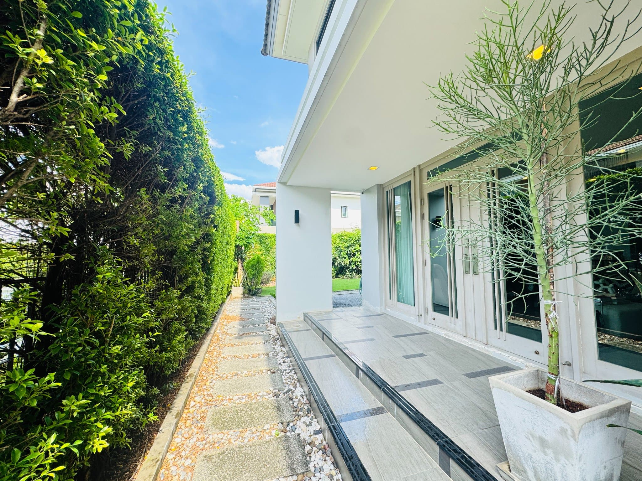 บ้านเดี่ยวหรู 4 ห้องนอน 5 ห้องน้ำ พื้นที่ใช้สอย 380 ตร.ม. ที่ดิน 122 ตร.วา จอดรถ 3 คัน 14.9ล้านบาท view 16